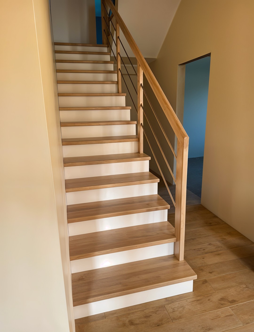 Betontreppe mit Holz verkleiden
