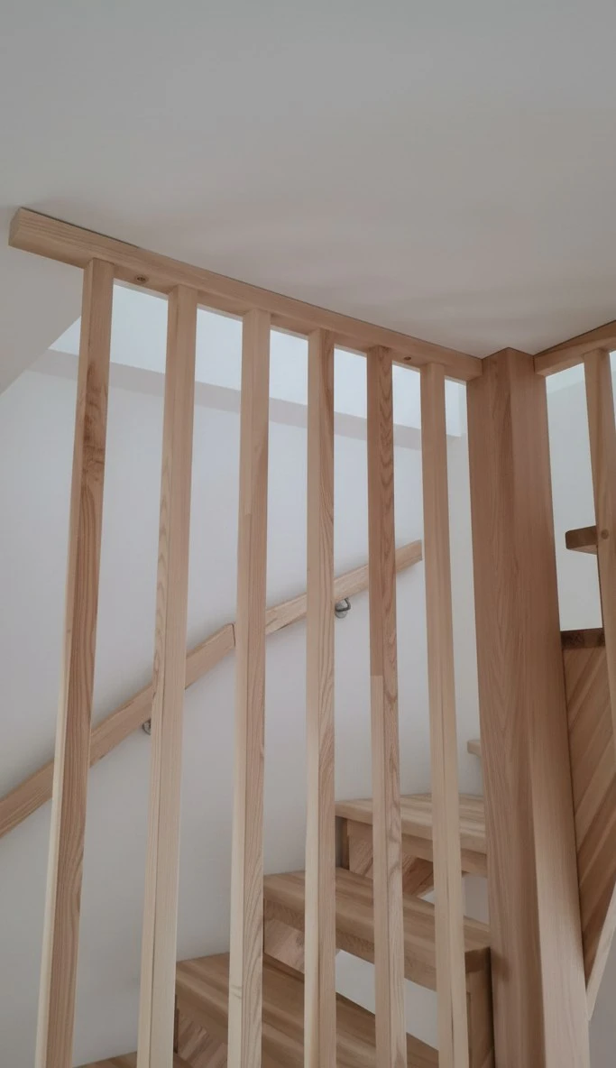 Aufgesattelte Treppe aus Esche mit Holzgeländer in Naturholzfarbe 1