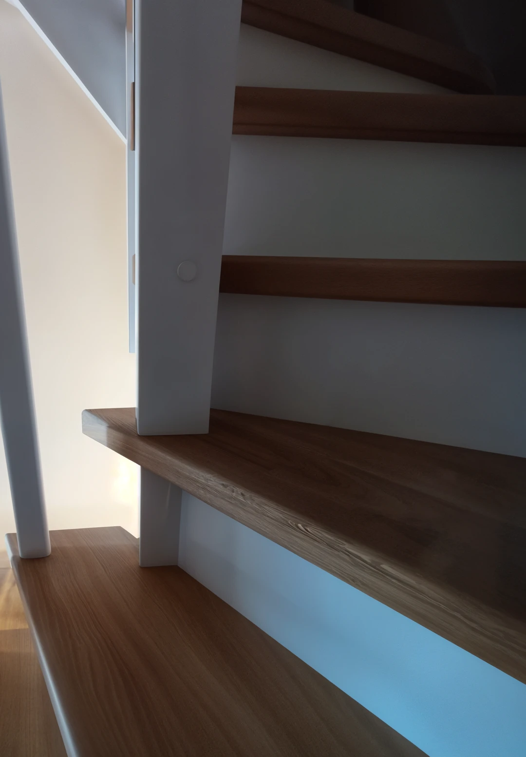 Aufgesattelte Treppe – geländerstäbe in weiß mit Holzstufen  2