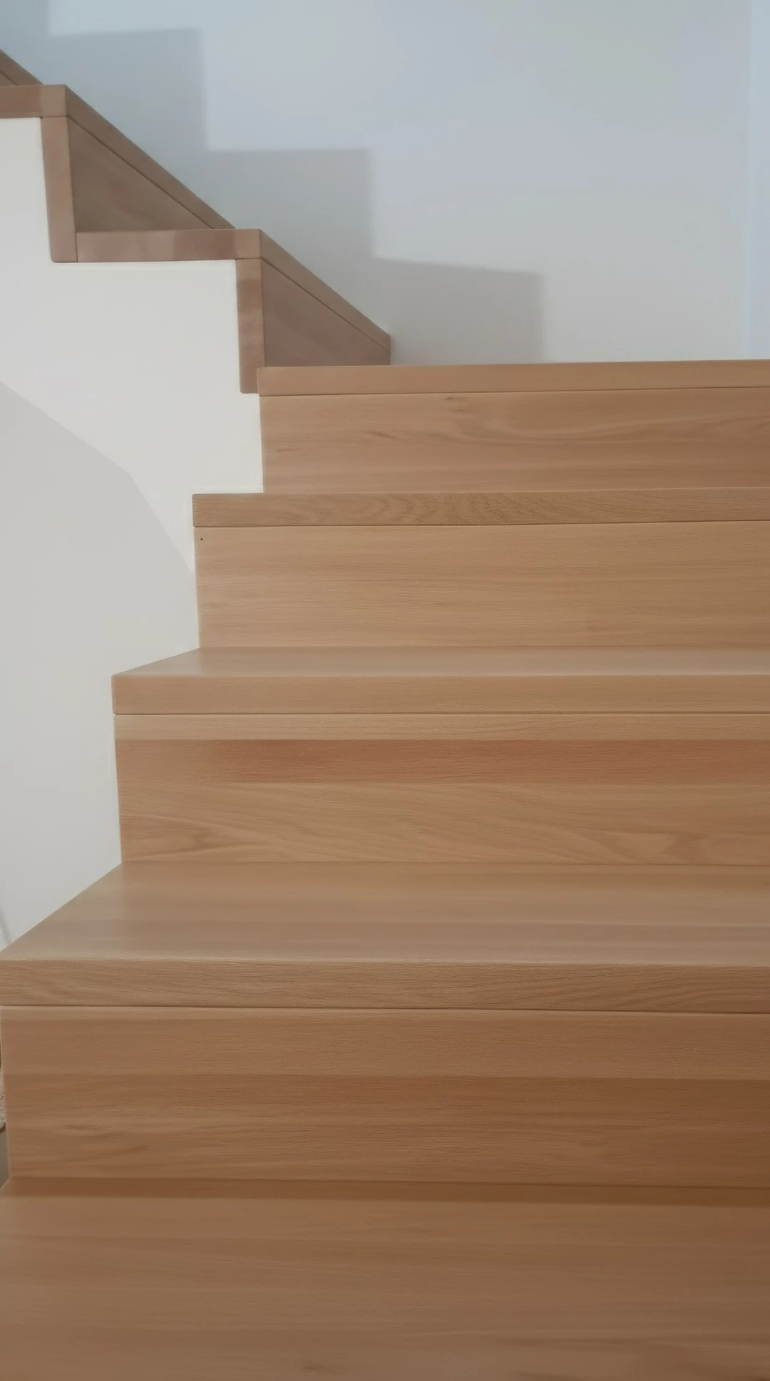 Betontreppe in Faltwerkoptik mit Buchenstufen ohne Geländer 1