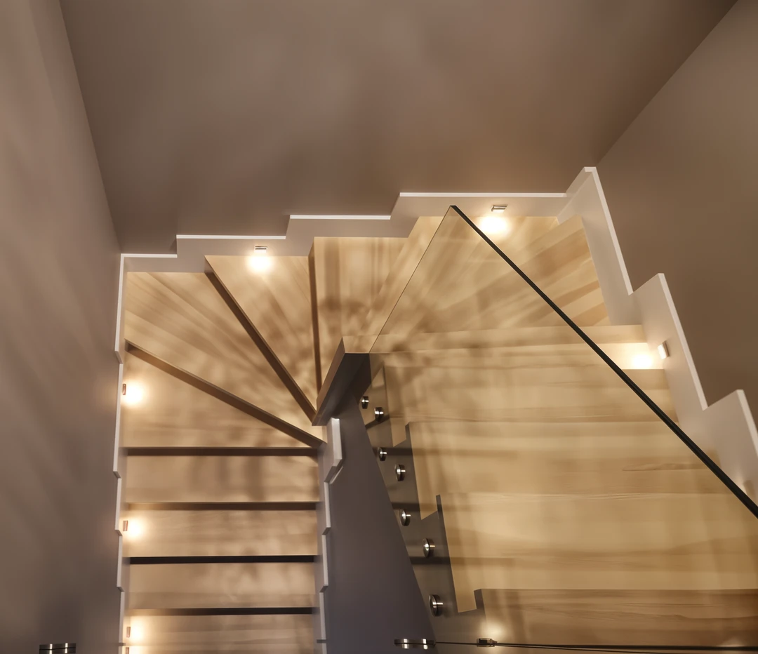 Betontreppe mit aufgesetzten Holzstufen, lackiert in Naturholzfarbe, Glasgeländer mit Rotulen  1