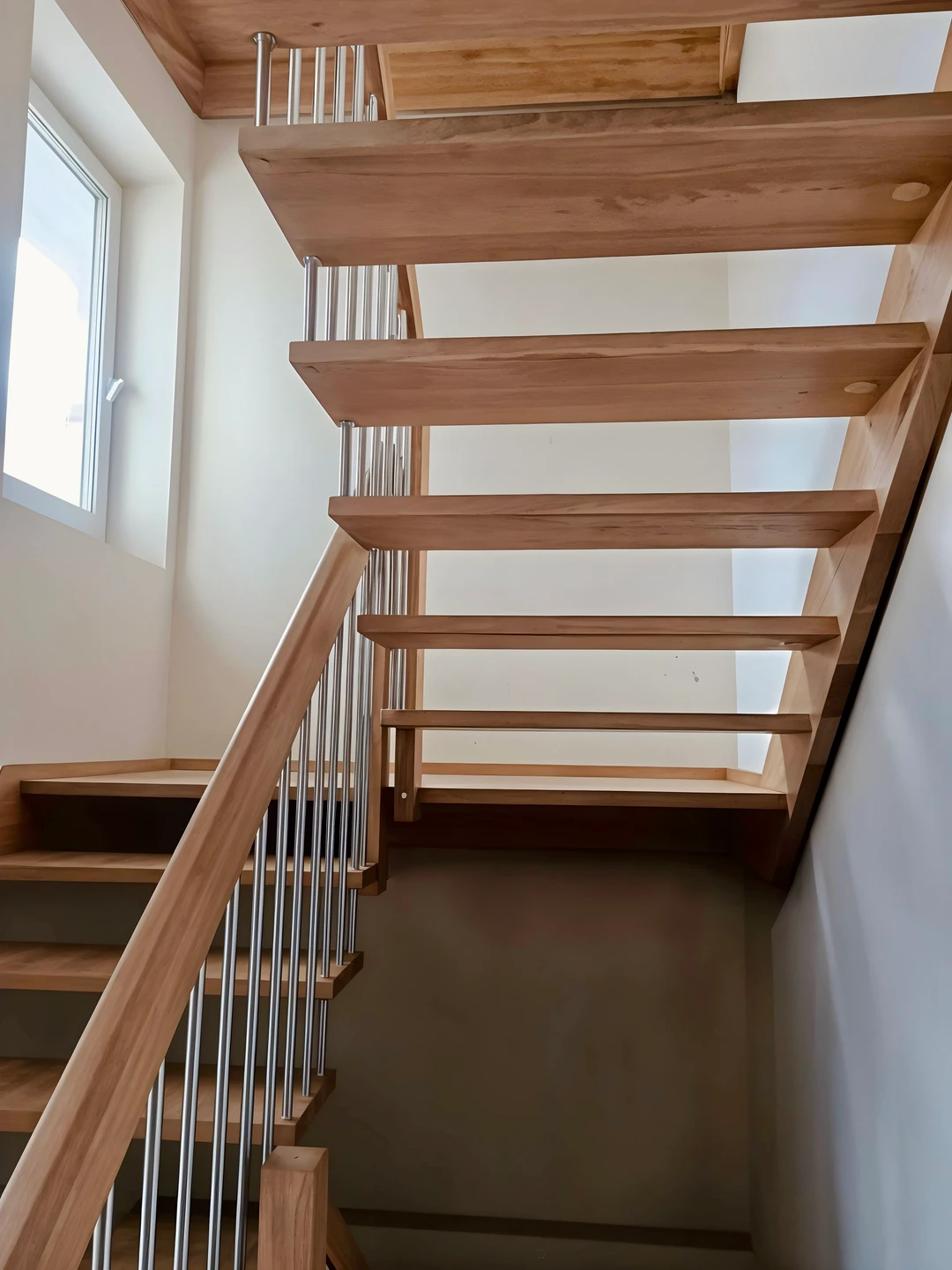 Bolzentreppe mit Holzstufen, Edelstahlstäben und Holzhandlauf  1