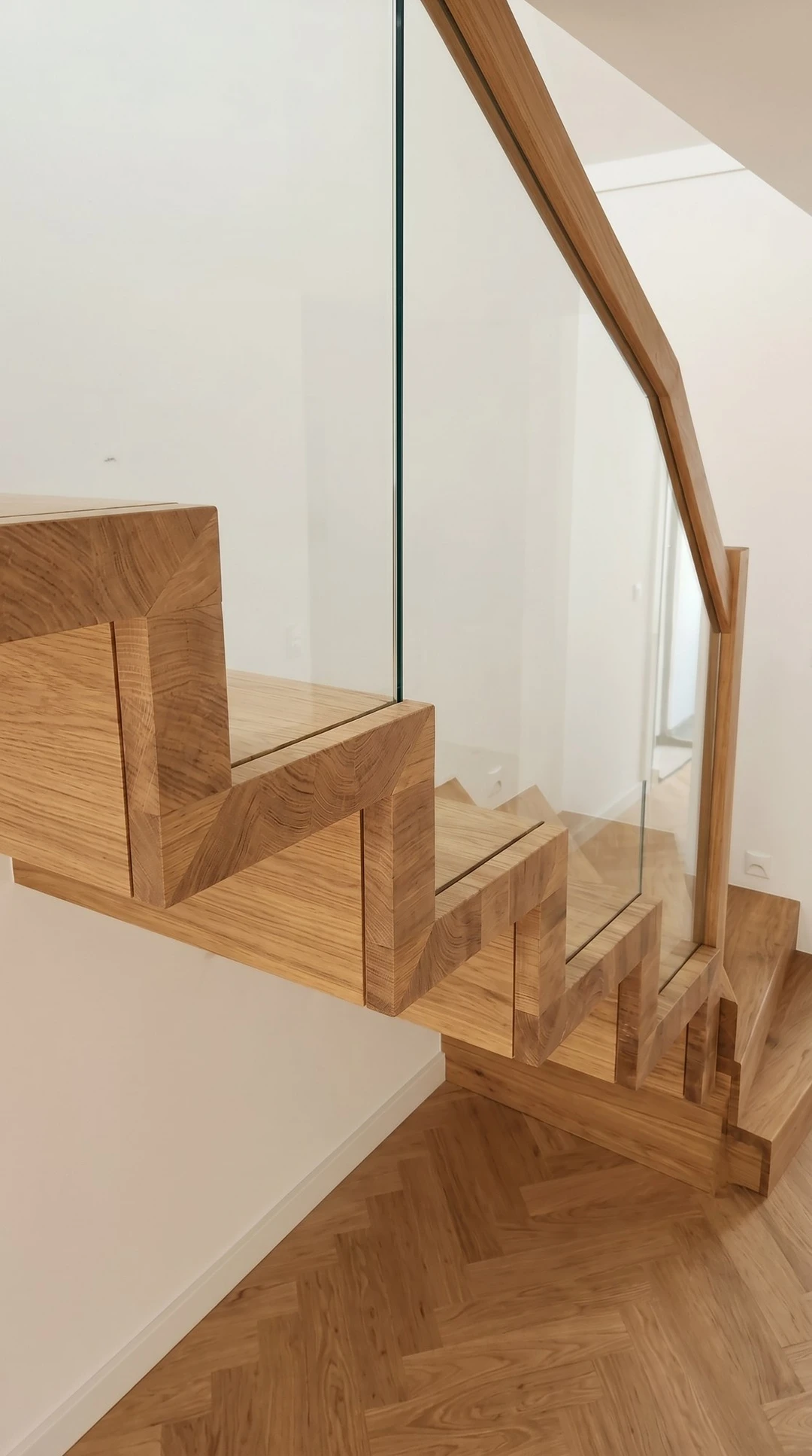 Faltwerktreppe aus Eiche mit Glasgeländer und Holzhandlauf 1