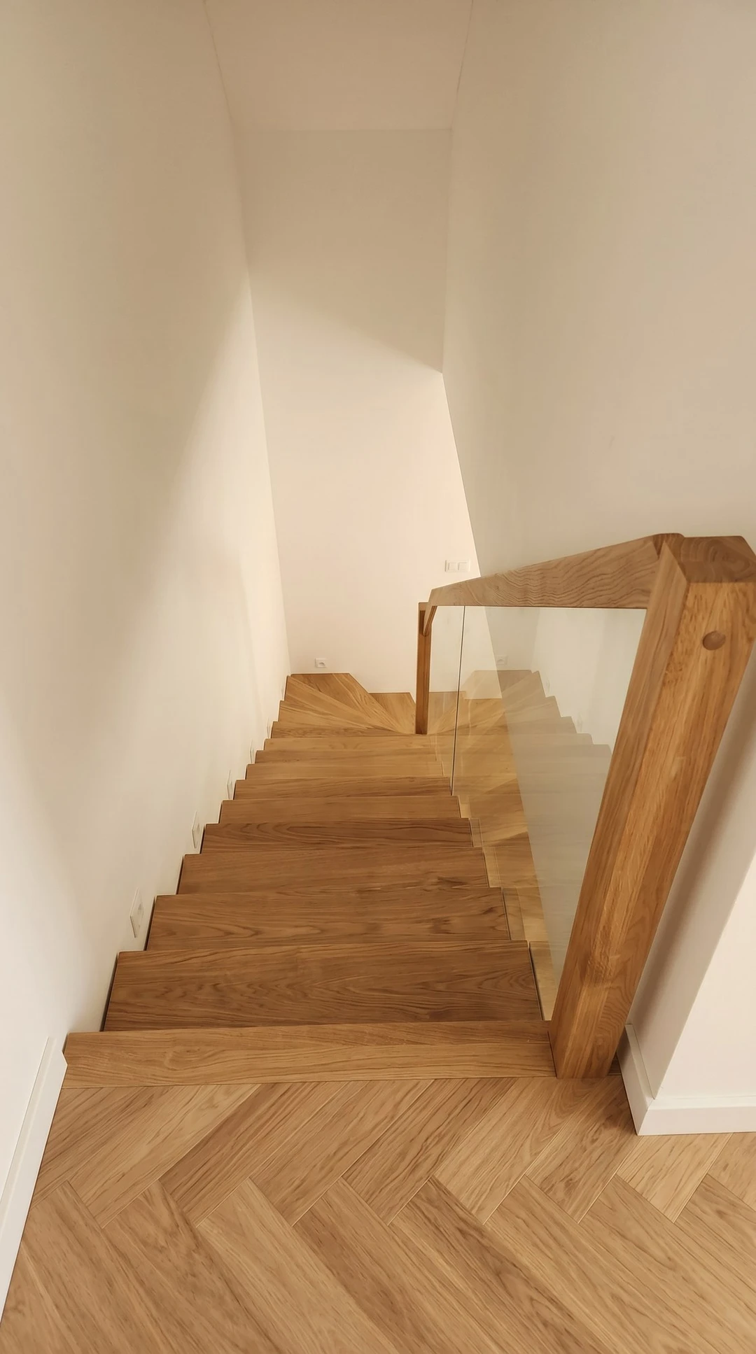 Faltwerktreppe aus Eiche mit Glasgeländer und Holzhandlauf 2