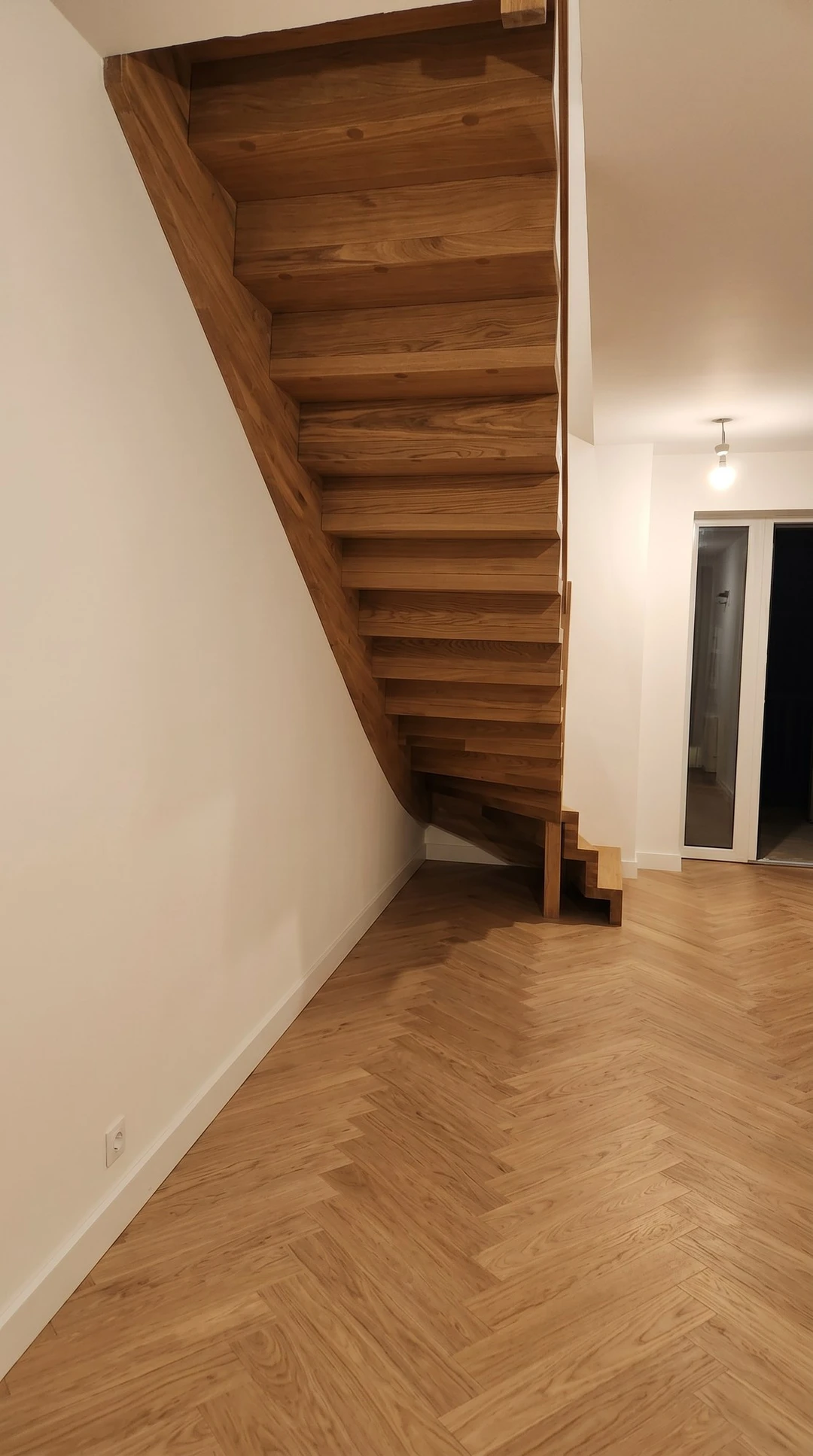 Faltwerktreppe aus Eiche mit Glasgeländer und Holzhandlauf 3