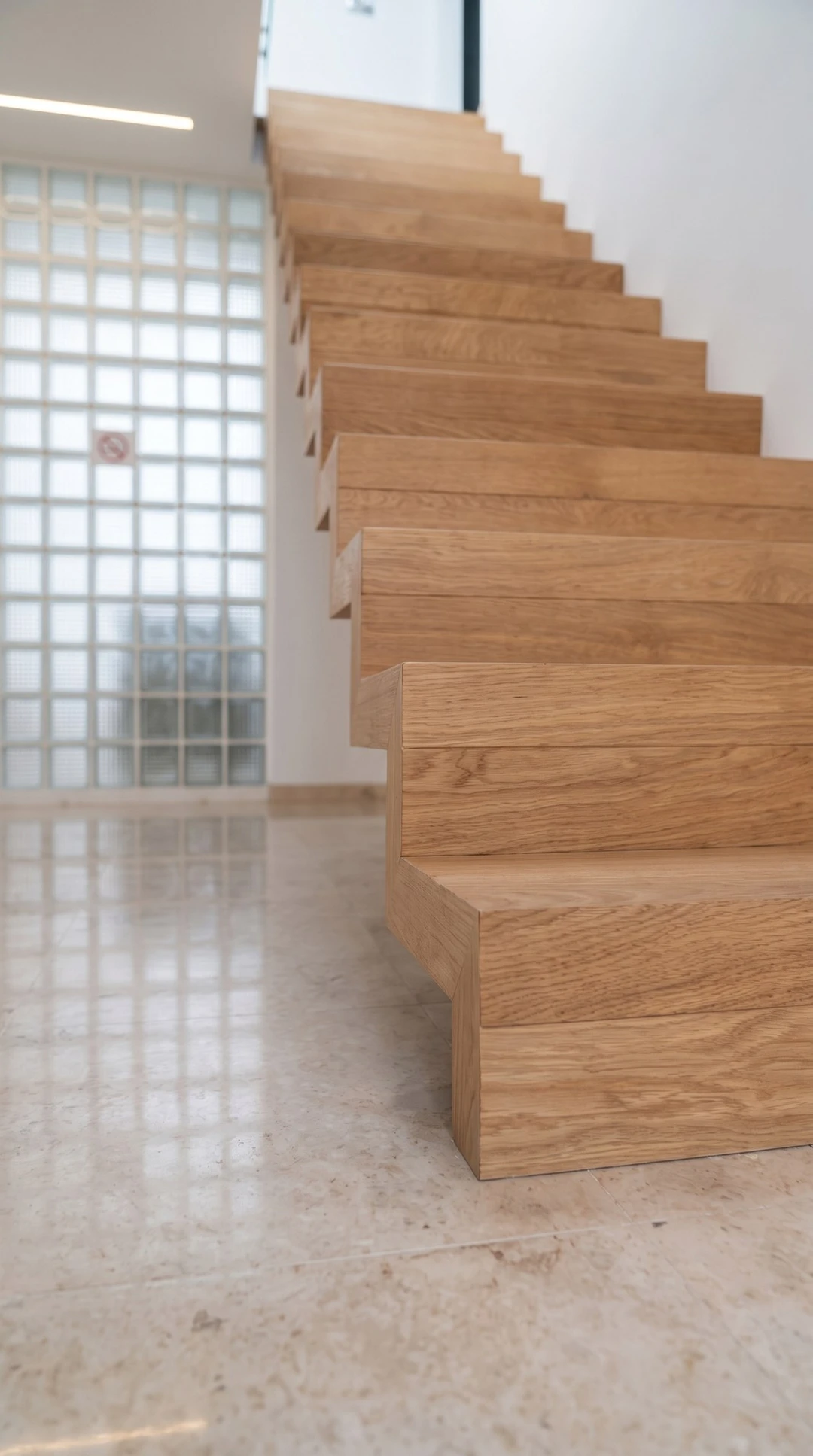 Faltwerktreppe aus Eiche ohne Geländer im Faltwerkband 1