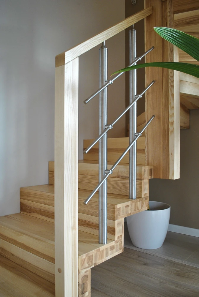 Faltwerktreppe aus Esche – Kombination aus Holz und Edelstahl  1