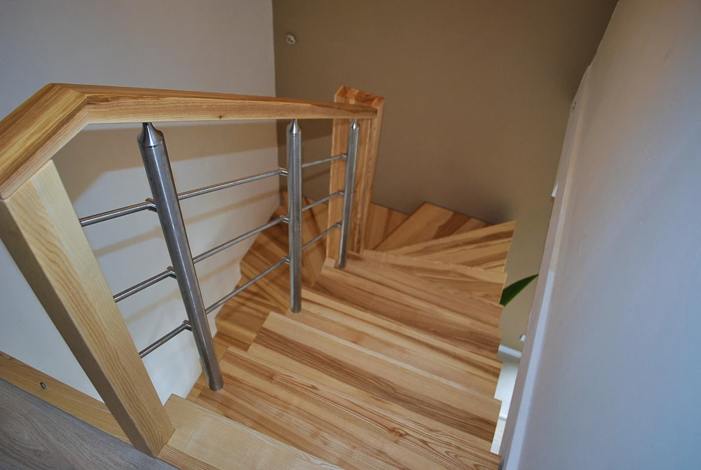 Faltwerktreppe aus Esche – Kombination aus Holz und Edelstahl  3