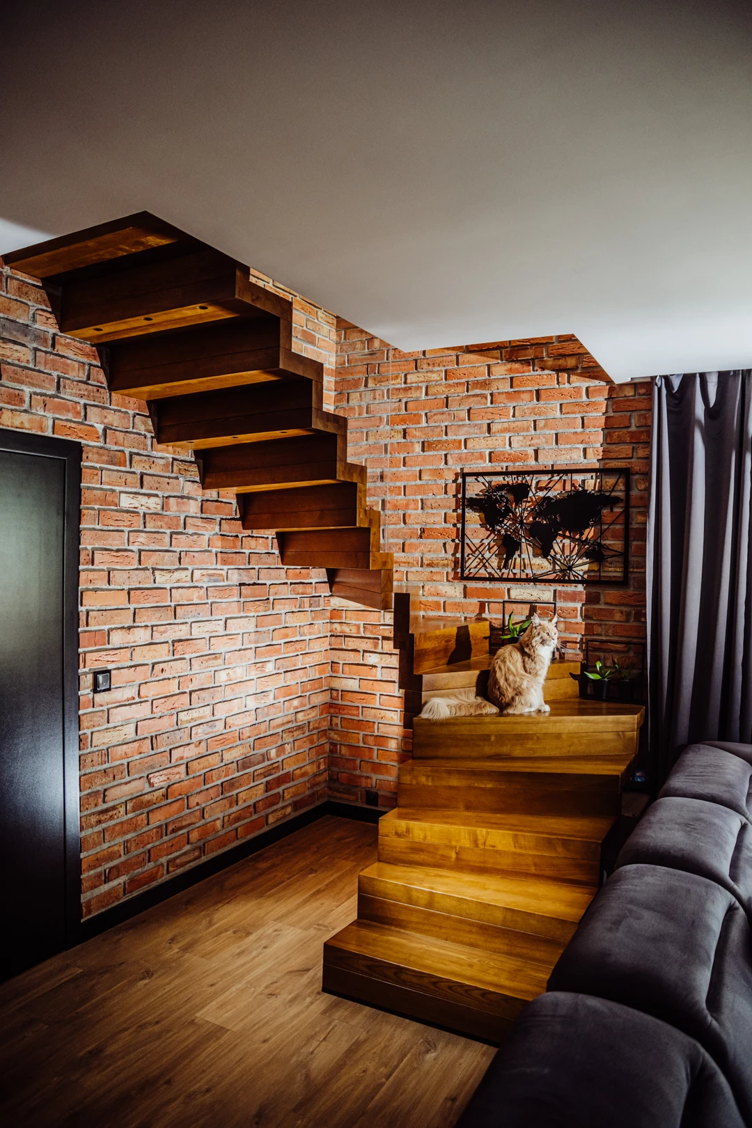 Faltwerktreppe aus gebeizter Esche mit eingelassenem Glasgeländer  1