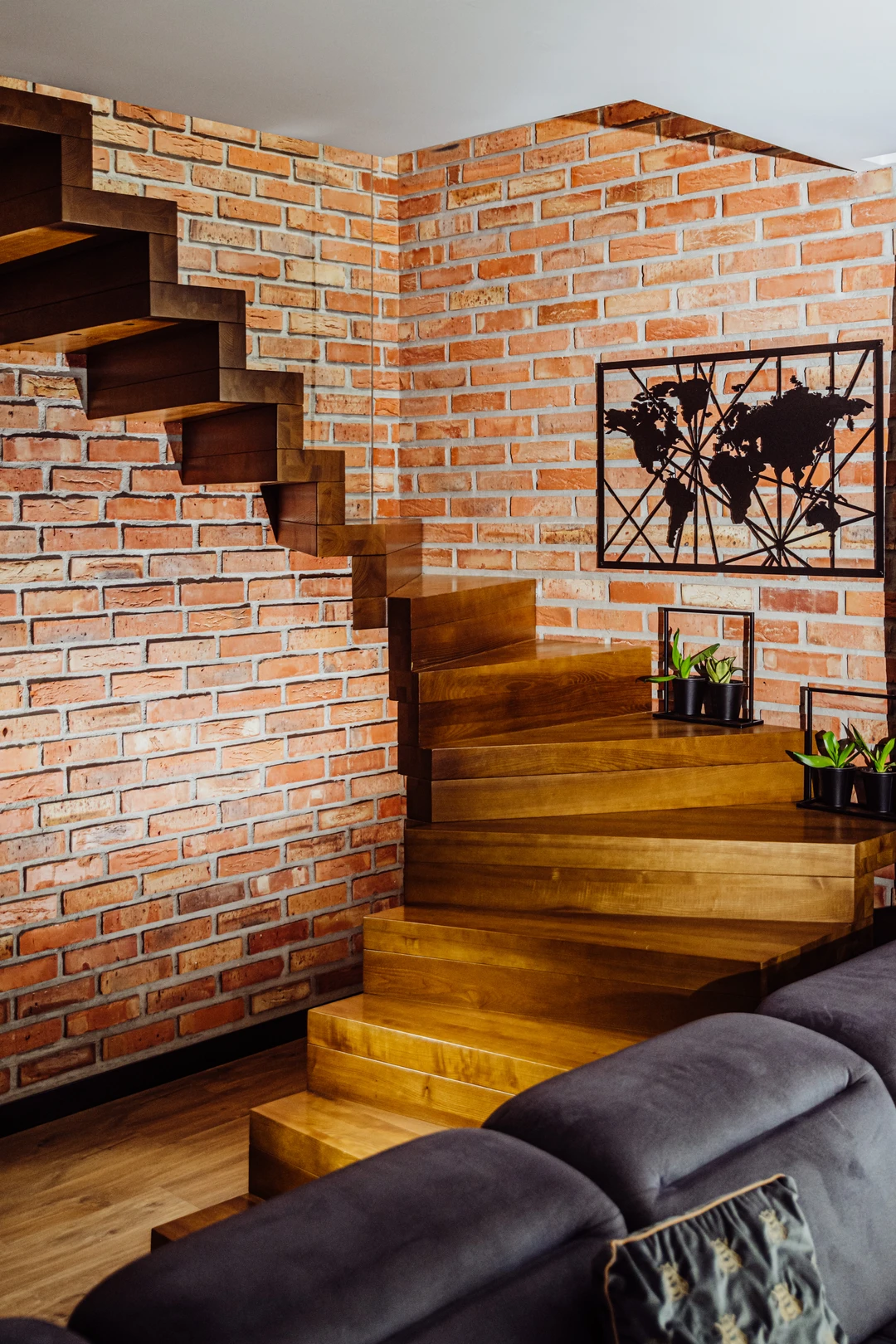 Faltwerktreppe aus gebeizter Esche mit eingelassenem Glasgeländer  4