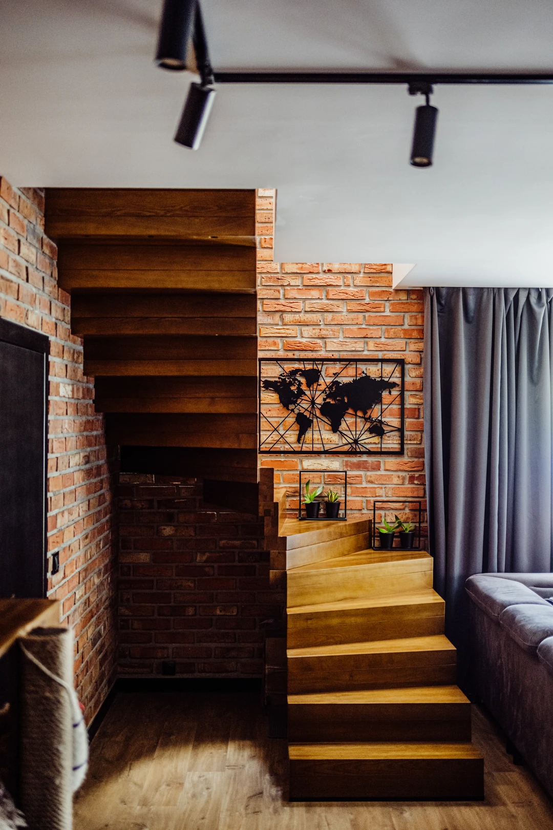 Faltwerktreppe aus gebeizter Esche mit eingelassenem Glasgeländer  5