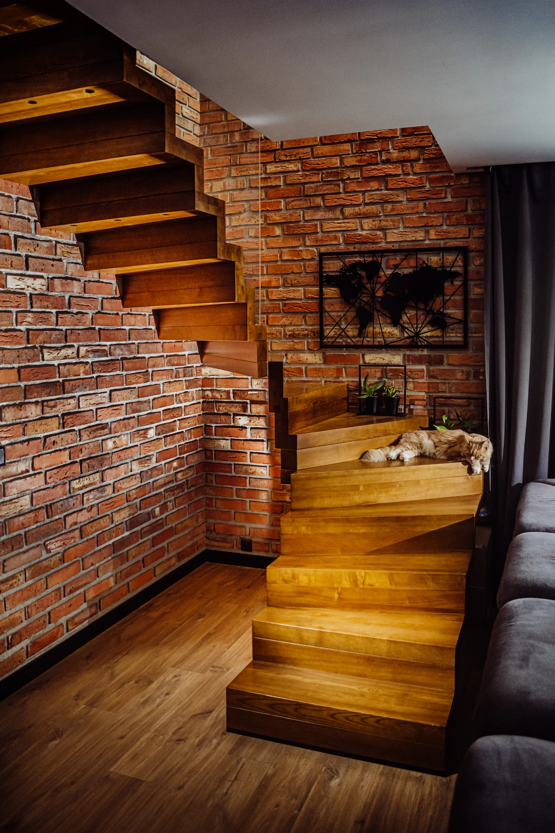 Faltwerktreppe aus gebeizter Esche mit eingelassenem Glasgeländer  6