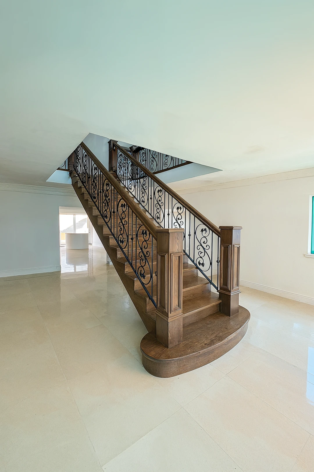 Klassische aufgesattelte Treppe aus gebeizter Eiche mit dekorativem Schmiedeeisen-Geländer und Handlauf  1
