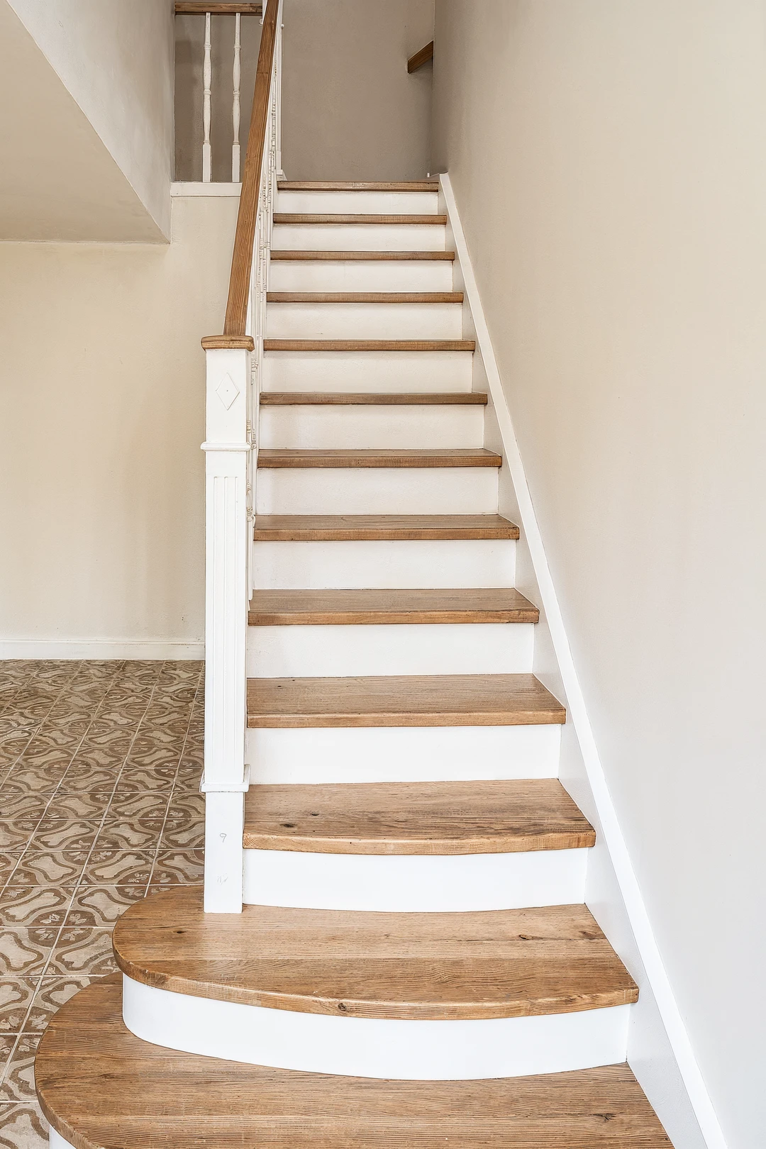 Klassische Geländerstäbe auf Wangentreppe mit Holzstufen, Wangen in weiß  1