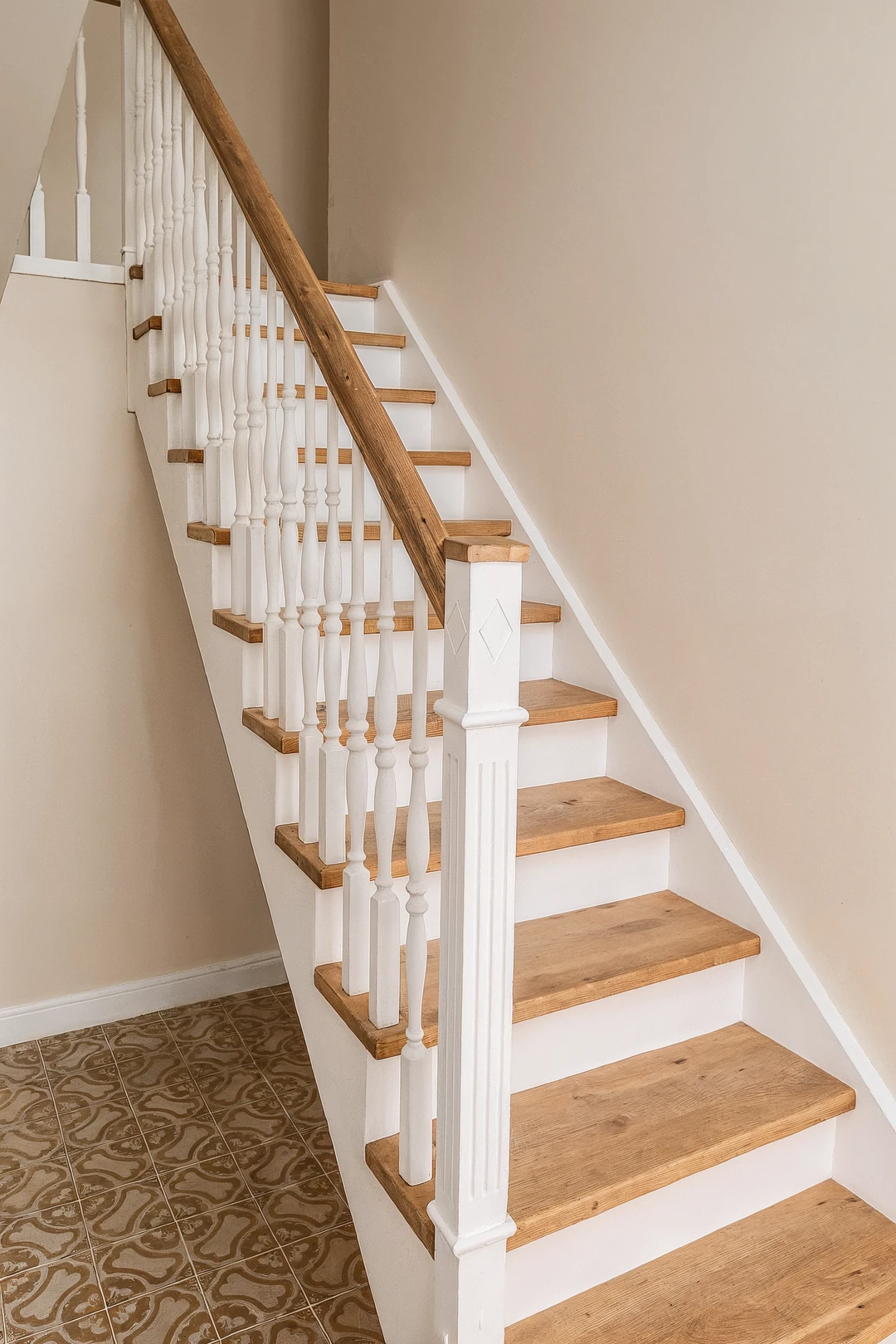 Klassische Geländerstäbe auf Wangentreppe mit Holzstufen, Wangen in weiß  2