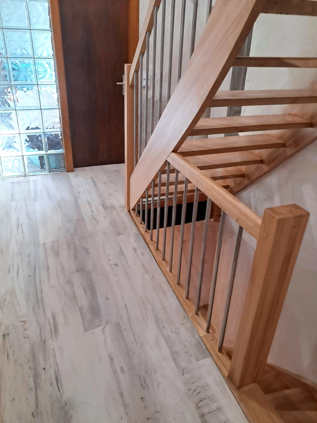 Klassische Wangentreppe aus Buche in Naturholzfarbe lackiert  1