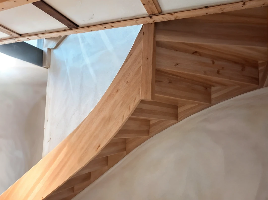 Klassische Wangentreppe aus Buche in Naturholzfarbe lackiert  3