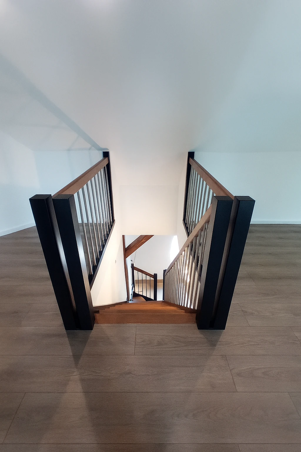 Klassische Wangentreppe mit Edelstahl-Geländerstäben und gebeizten Wangen  1