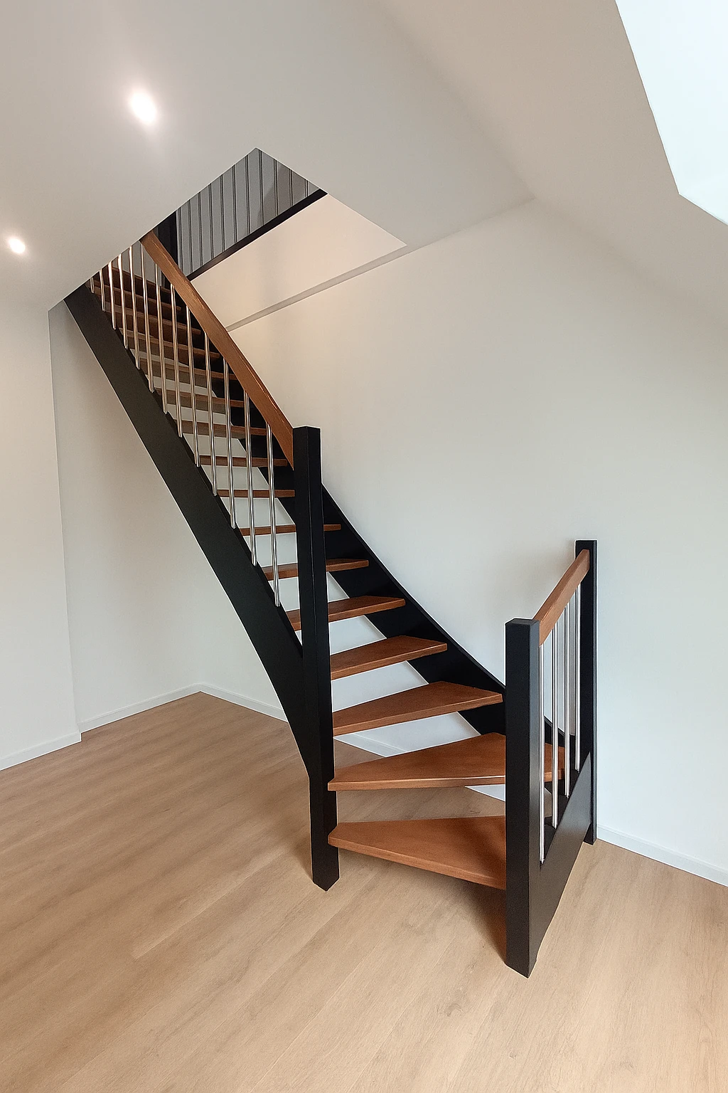 Klassische Wangentreppe mit Edelstahl-Geländerstäben und gebeizten Wangen  2