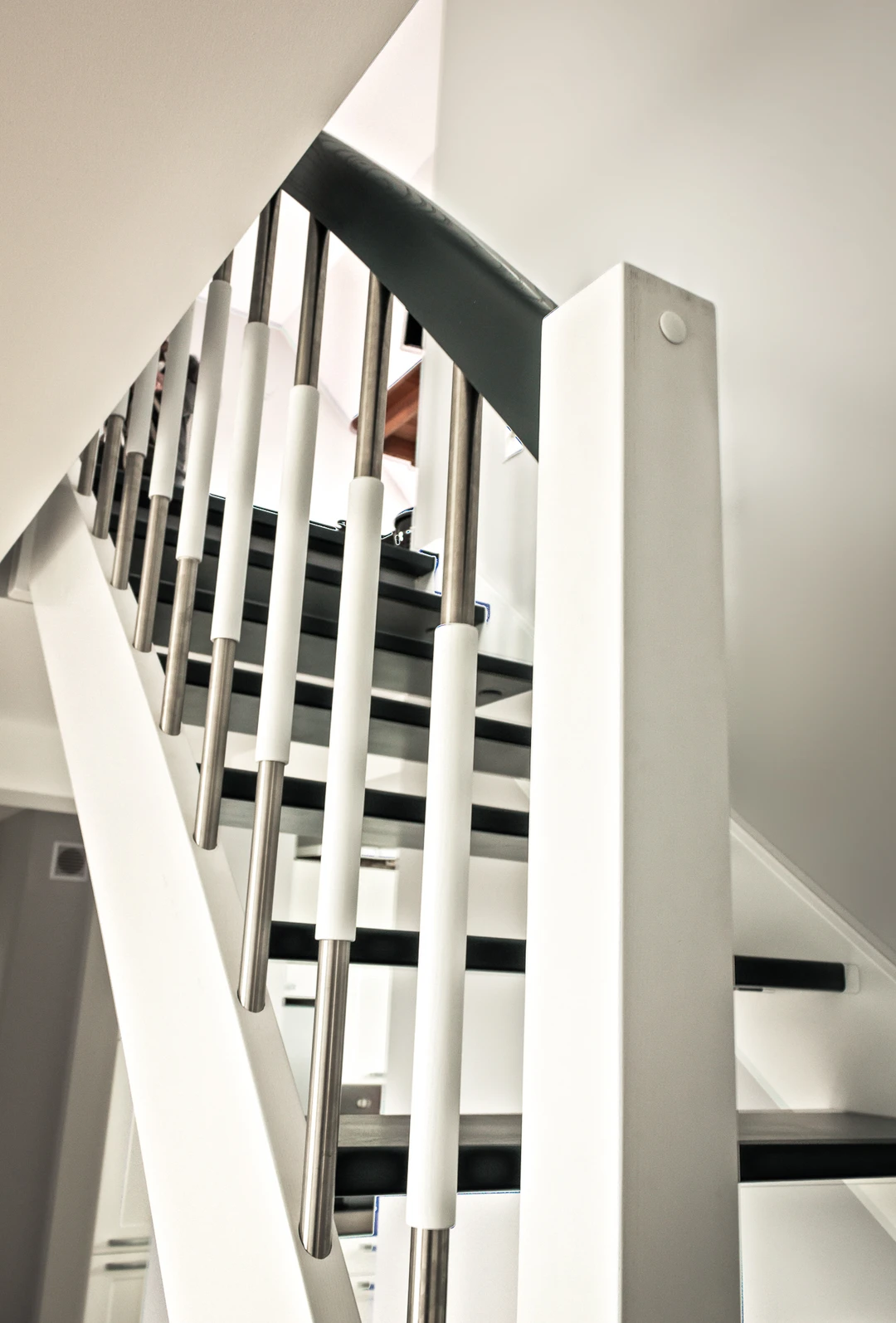 Klassische Wangentreppe mit weißen Wangen, schwarzen Stufen und Handlauf  2