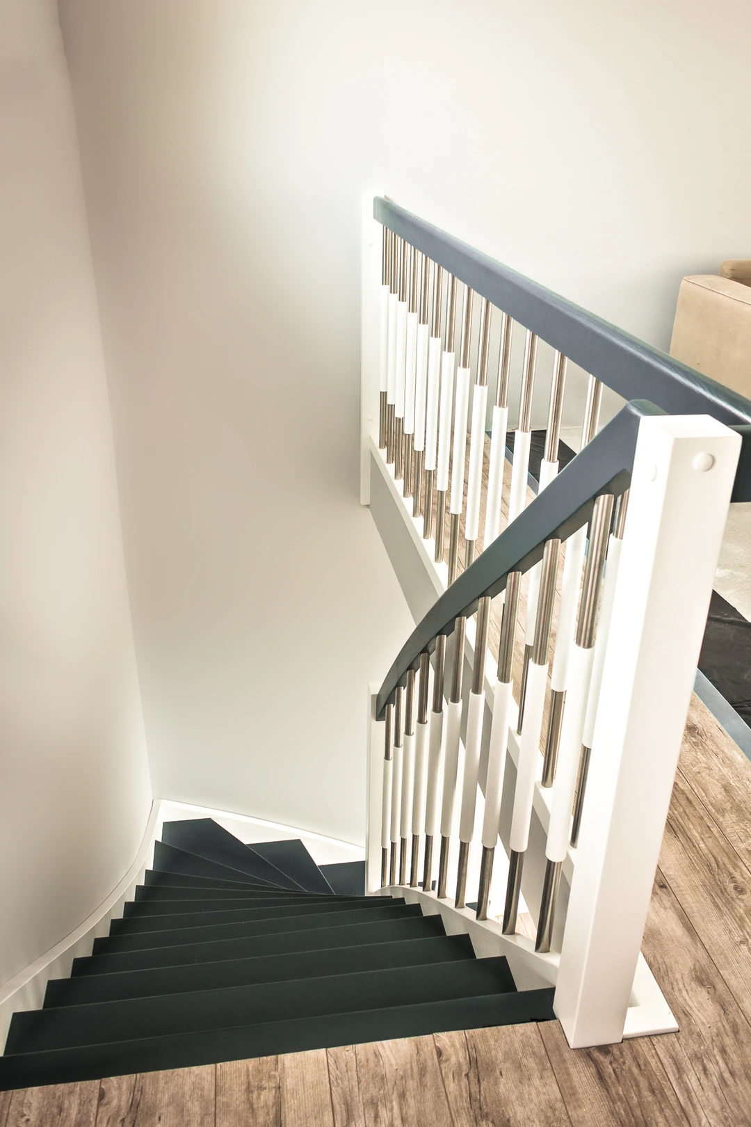 Klassische Wangentreppe mit weißen Wangen, schwarzen Stufen und Handlauf  3