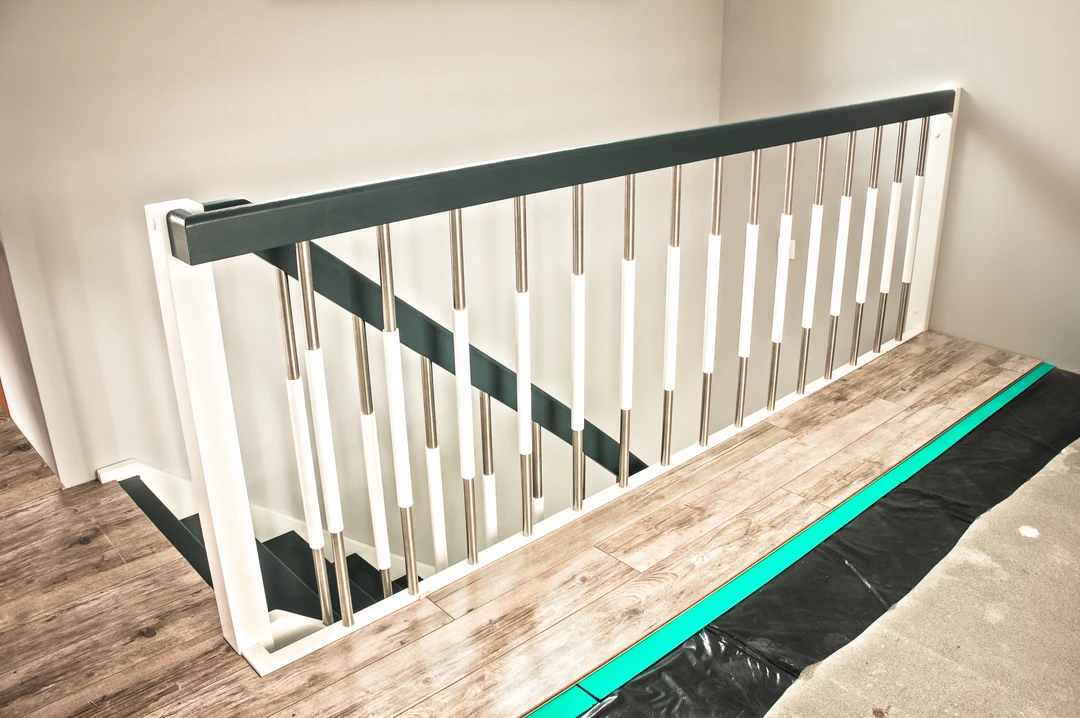 Klassische Wangentreppe mit weißen Wangen, schwarzen Stufen und Handlauf  4