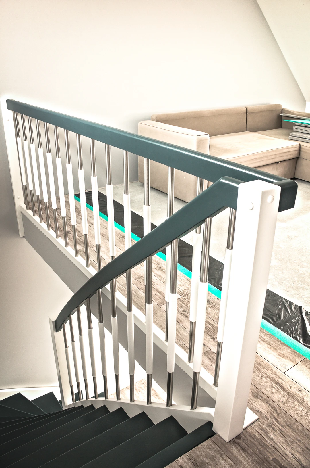 Klassische Wangentreppe mit weißen Wangen, schwarzen Stufen und Handlauf  5