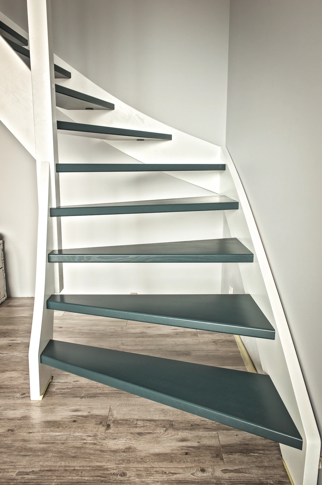 Klassische Wangentreppe mit weißen Wangen, schwarzen Stufen und Handlauf  6