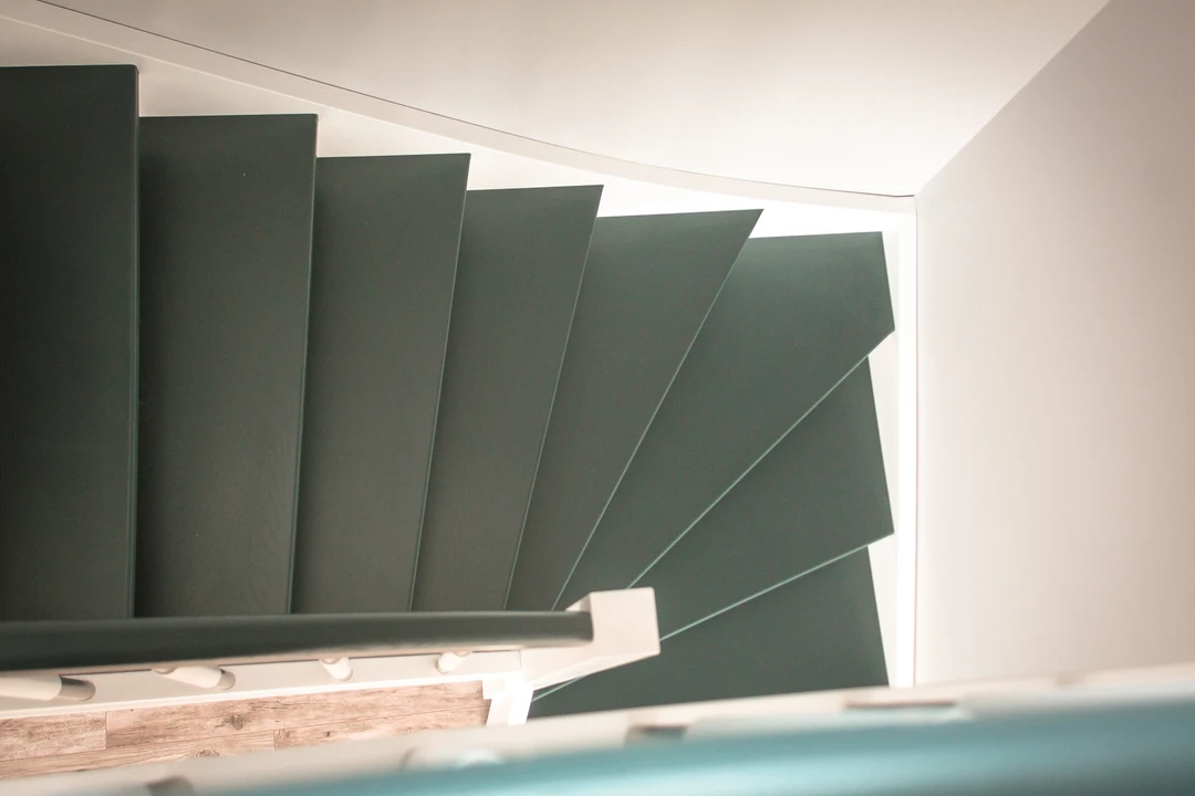 Klassische Wangentreppe mit weißen Wangen, schwarzen Stufen und Handlauf  7