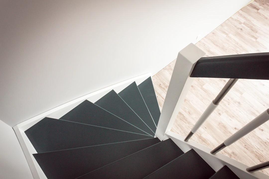 Klassische Wangentreppe mit weißen Wangen, schwarzen Stufen und Handlauf  8