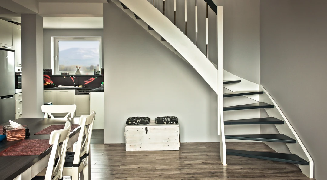 Klassische Wangentreppe mit weißen Wangen, schwarzen Stufen und Handlauf  9