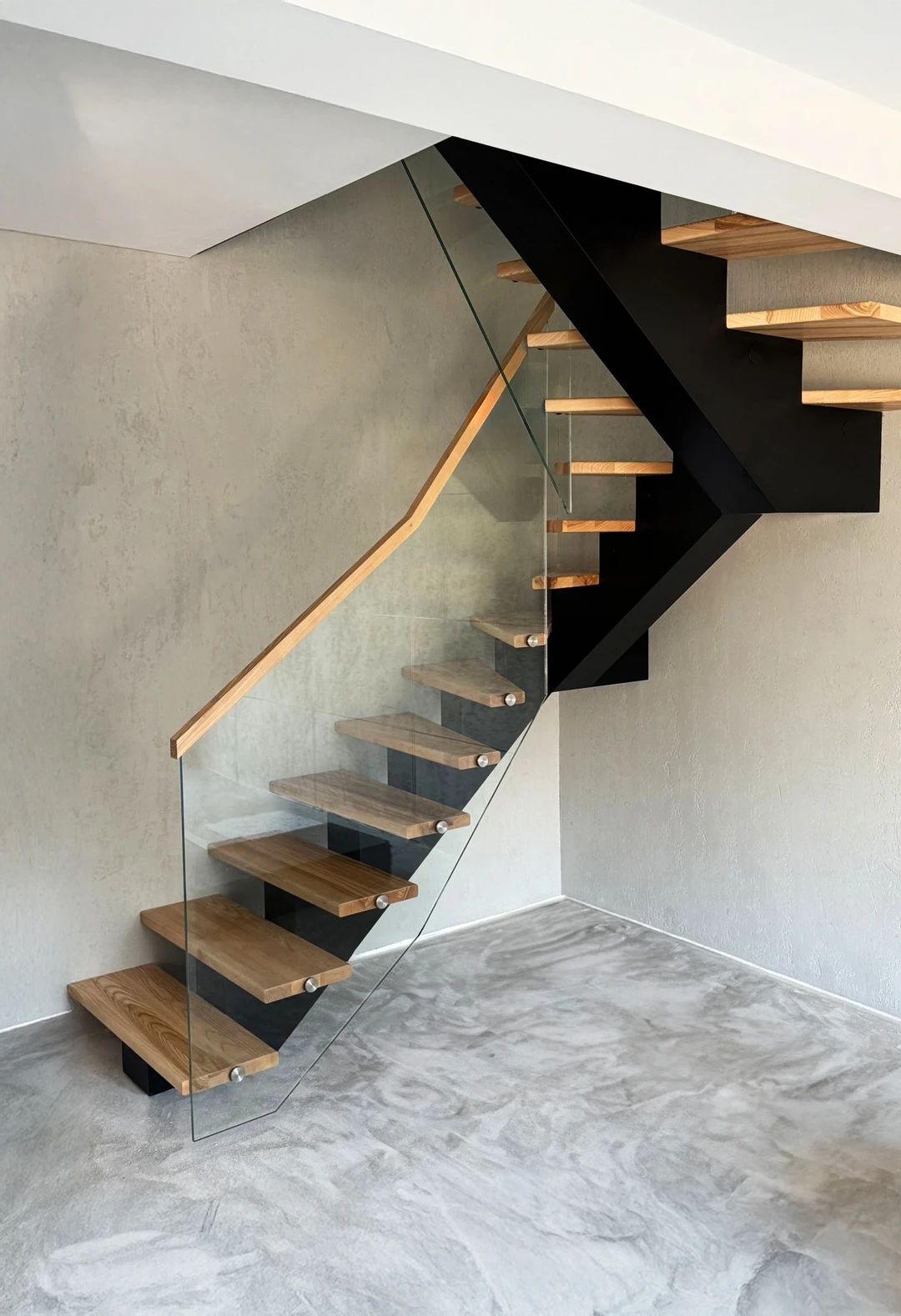 Mittelholmtreppe mit rotulenbefestigtem Glasgeländer, Holzhandlauf und lackierten Stufen in Naturholzfarbe  1