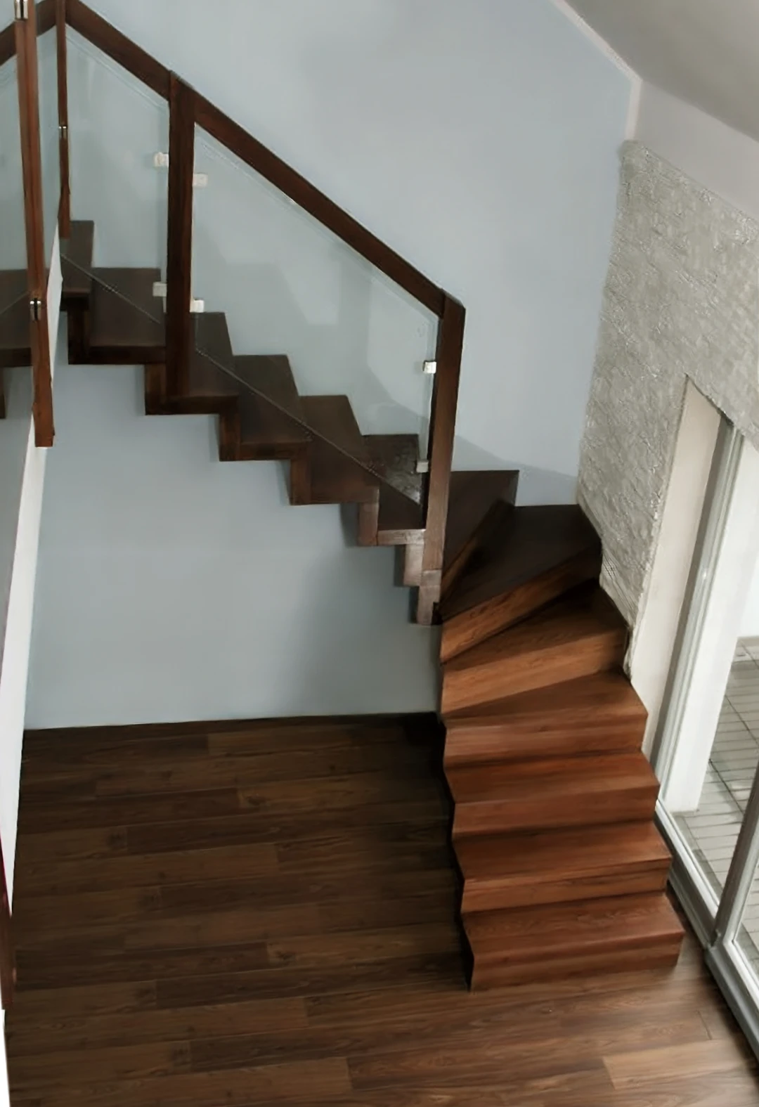 Moderne Faltwerktreppe aus Esche mit Glasgeländer - gebeizt  1