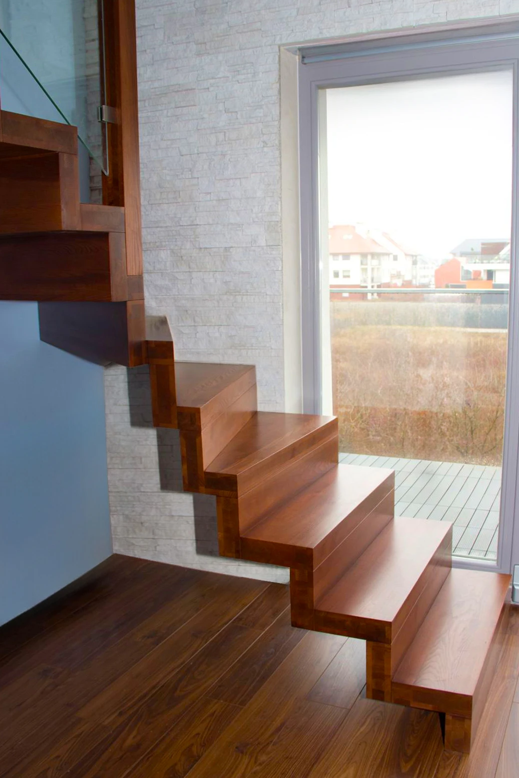 Moderne Faltwerktreppe aus Esche mit Glasgeländer - gebeizt  2