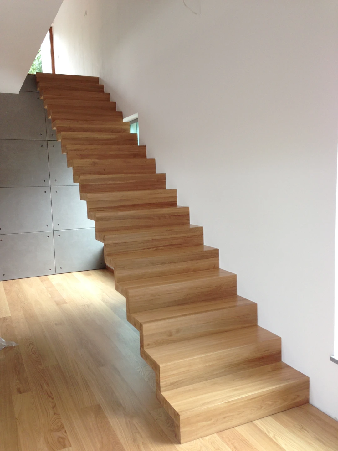 Moderne Faltwerktreppe aus massiver Eiche – ohne Geländer, mit Naturholzstufen  0