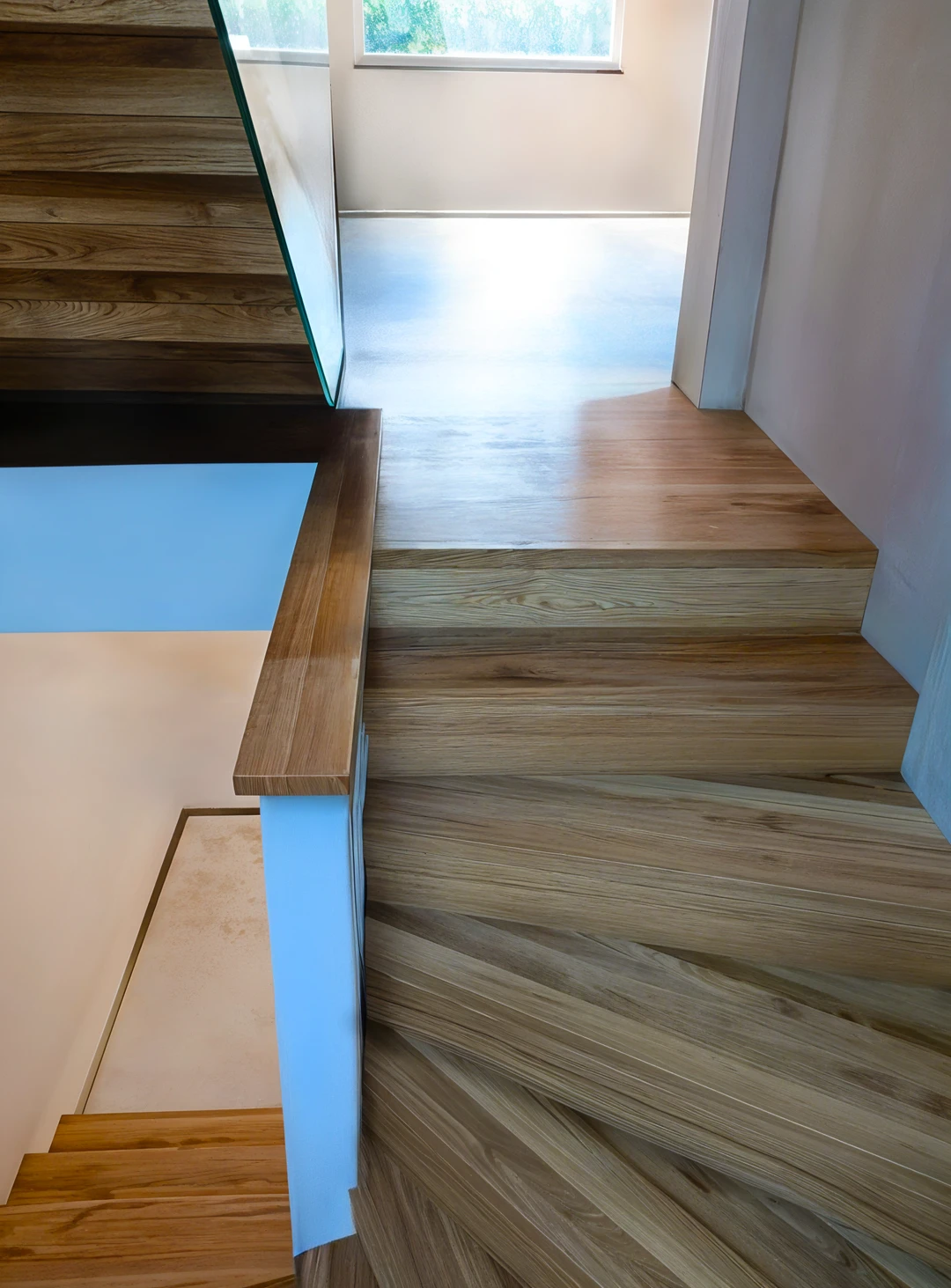 Moderne Faltwerktreppe mit Glasgeländer mit Rotulenbefestigung und lackierten Stufen in Naturholzfarbe  1