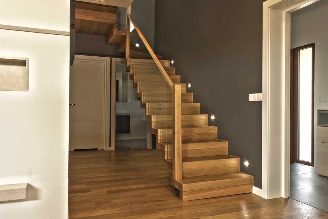 Moderne Faltwerktreppe mit lackierten Naturholzstufen und Glaswand  3