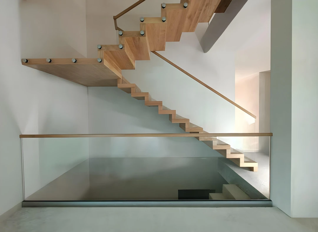 Moderne Faltwerktreppe mit Podest, Glasgeländer und aufgesetztem, lackiertem Handlauf aus Eiche  2