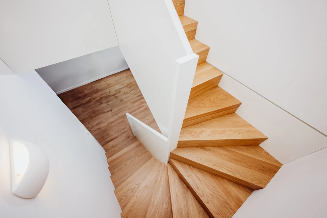 Wangentreppe oder Faltwerktreppe – was passt zu mir? Wangentreppe oder Faltwerktreppe – was passt zu mir?