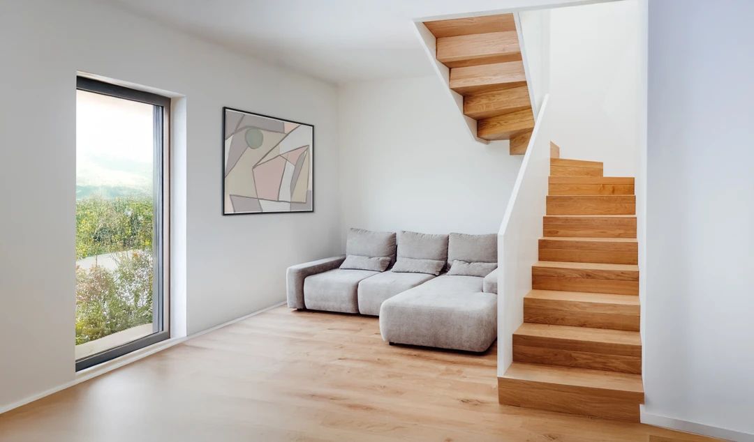 Moderne Faltwerktreppe mit Vollwandgeländer und weiß lackiertem Handlauf, Stufen in Naturholzfarbe lackiert  2