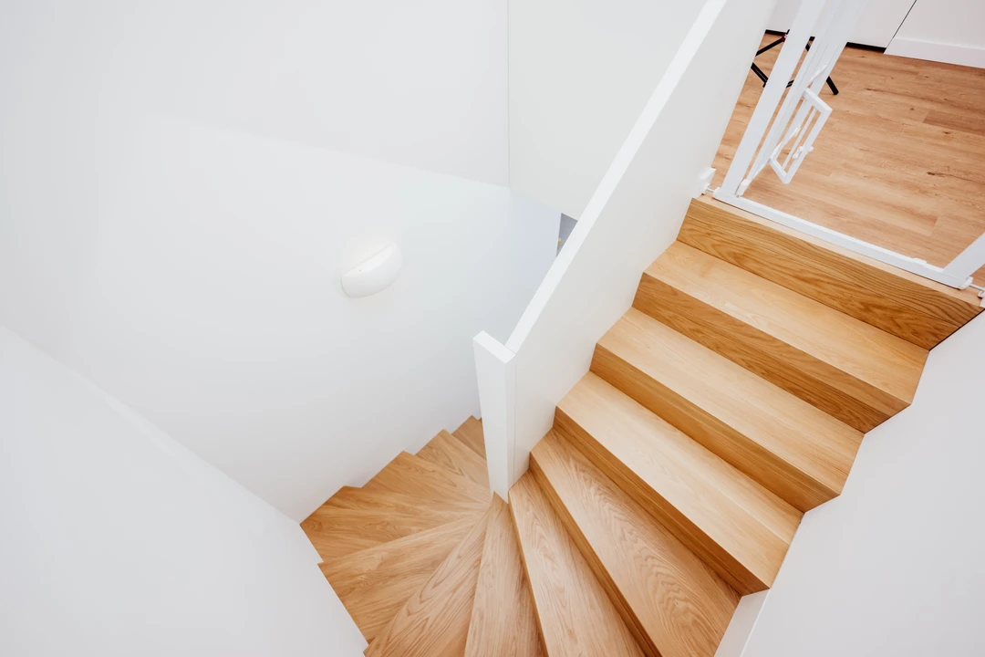 Moderne Faltwerktreppe mit Vollwandgeländer und weiß lackiertem Handlauf, Stufen in Naturholzfarbe lackiert  3