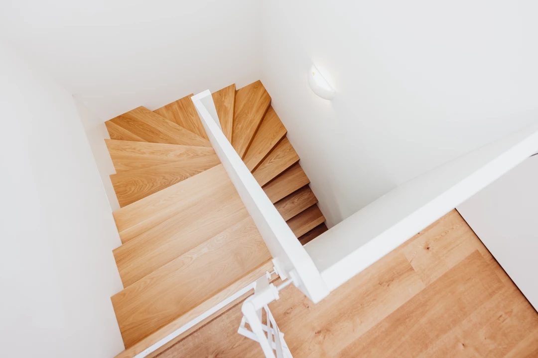 Moderne Faltwerktreppe mit Vollwandgeländer und weiß lackiertem Handlauf, Stufen in Naturholzfarbe lackiert  4