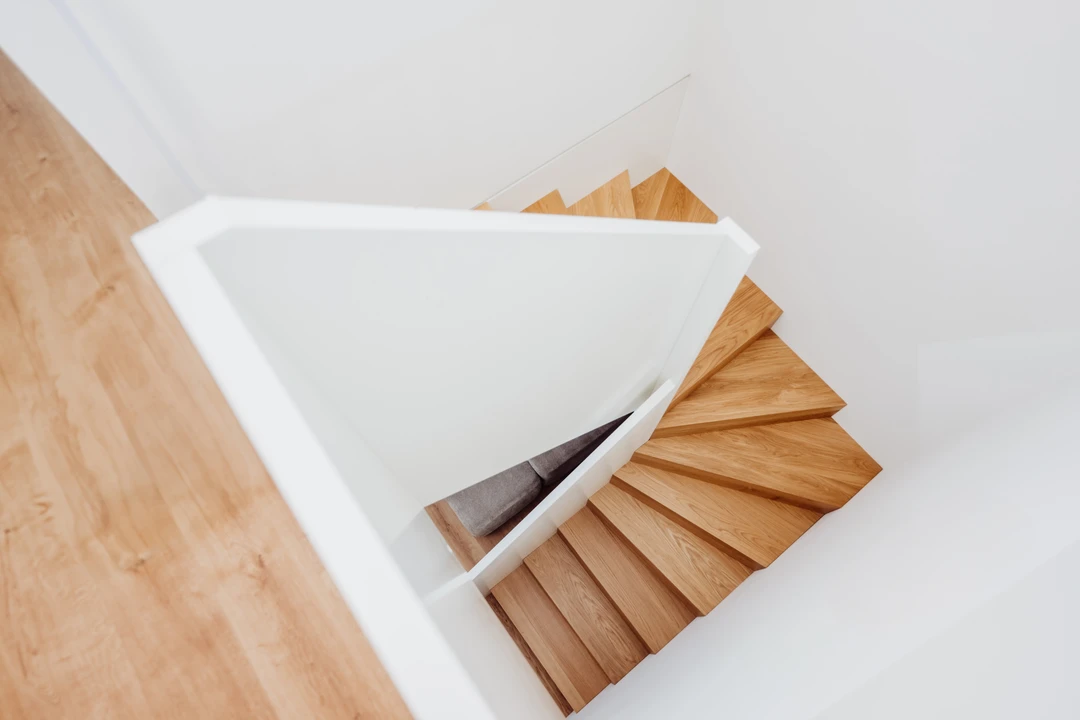 Moderne Faltwerktreppe mit Vollwandgeländer und weiß lackiertem Handlauf, Stufen in Naturholzfarbe lackiert  5