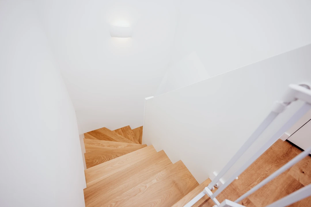 Moderne Faltwerktreppe mit Vollwandgeländer und weiß lackiertem Handlauf, Stufen in Naturholzfarbe lackiert  6