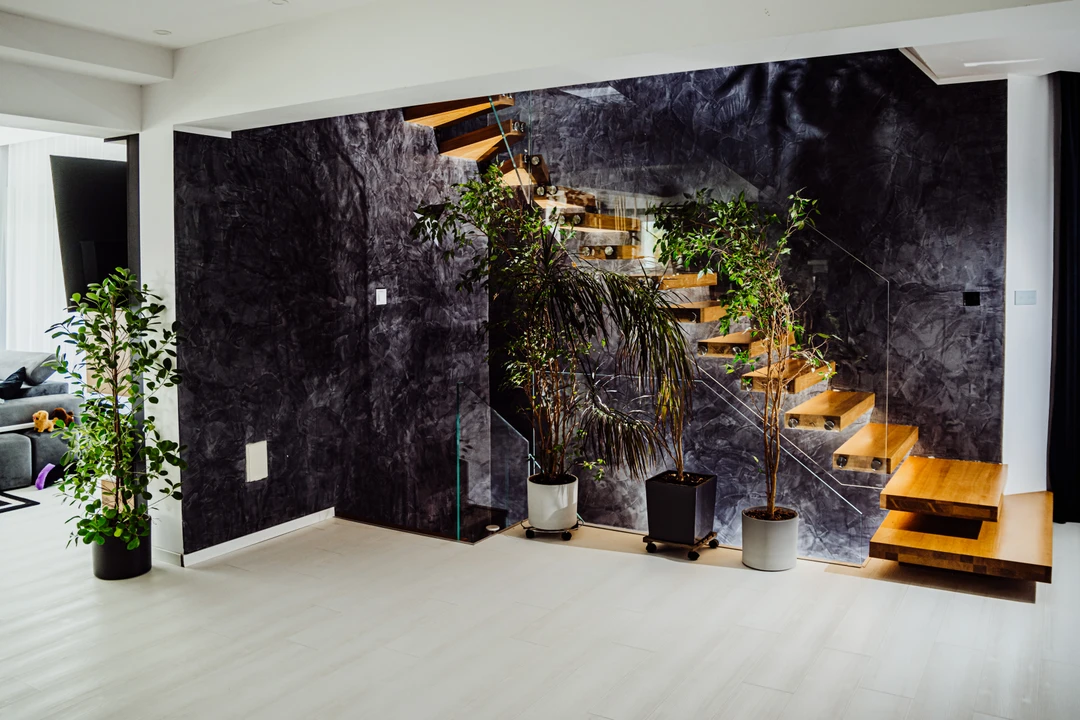 Moderne Kragarmtreppe aus Eiche in Premium-Ausführung – gebeizt  1