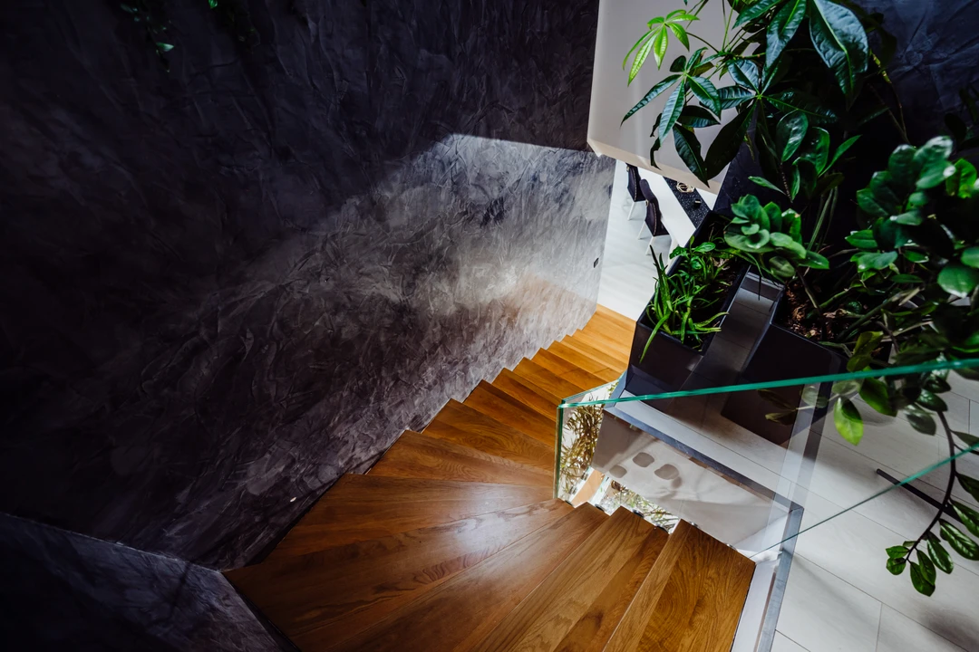 Moderne Kragarmtreppe aus Eiche in Premium-Ausführung – gebeizt  3