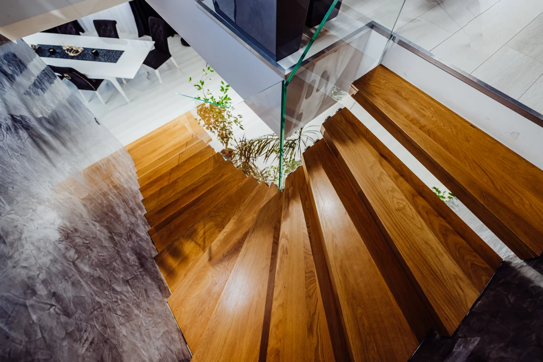 Moderne Kragarmtreppe aus Eiche in Premium-Ausführung – gebeizt  4