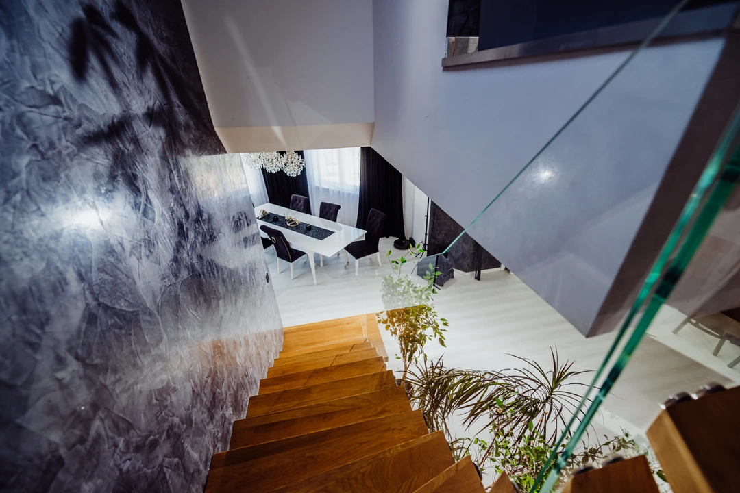 Moderne Kragarmtreppe aus Eiche in Premium-Ausführung – gebeizt  5