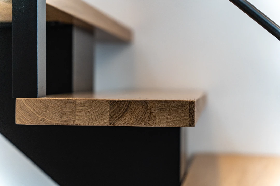 Moderne Mittelholmtreppe mit Relinggeländer, Holzstufen und schwarzer Konstruktion  6