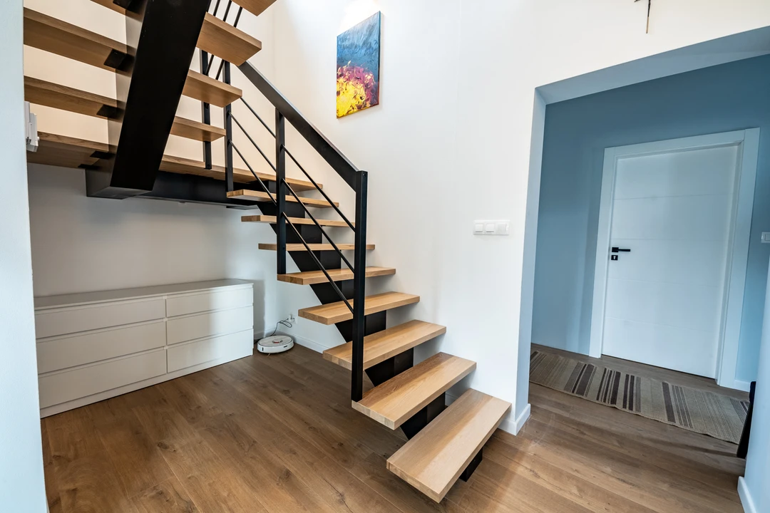 Moderne Mittelholmtreppe mit Relinggeländer, Holzstufen und schwarzer Konstruktion  8